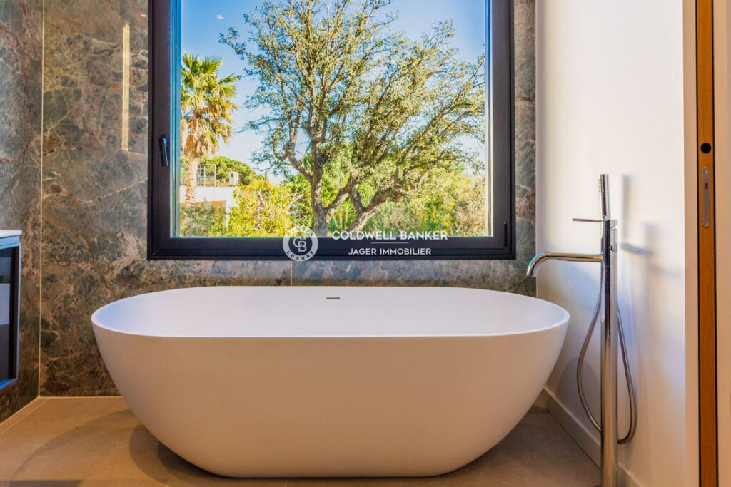 Sainte-Maxime La Nartelle. A pied de la plage, villa contempor – 6 pièces – 4 chambres – 300.00 m²