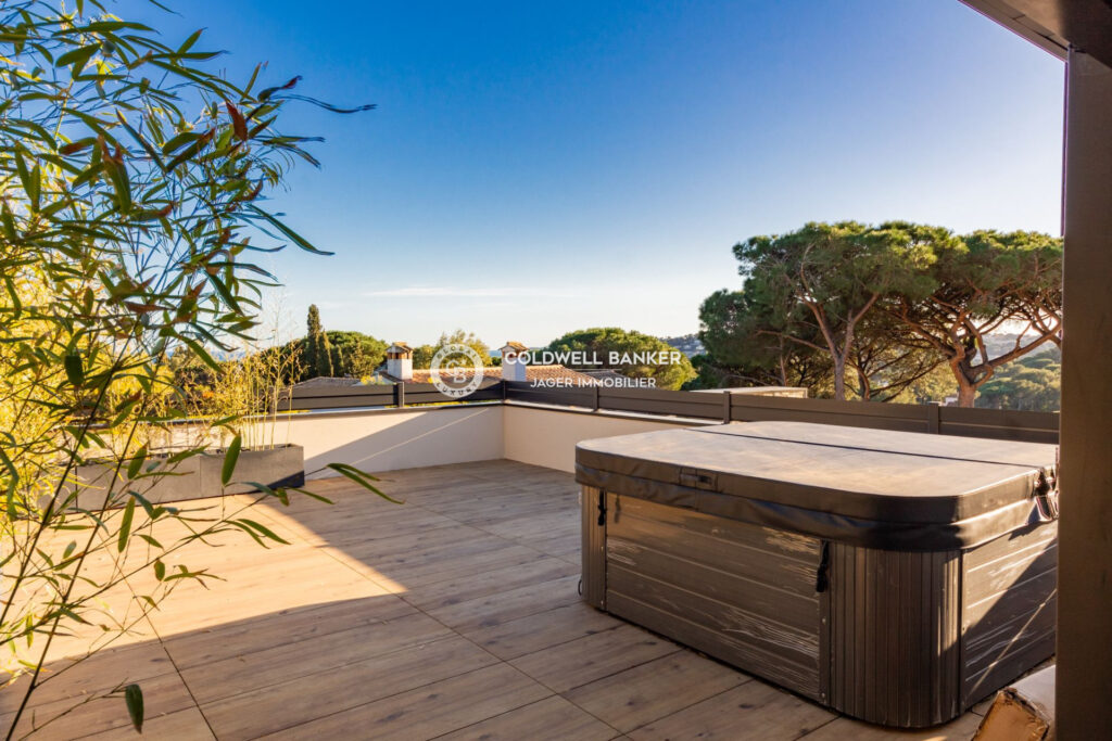 Sainte-Maxime La Nartelle. A pied de la plage, villa contempor – 6 pièces – 4 chambres – 300.00 m²