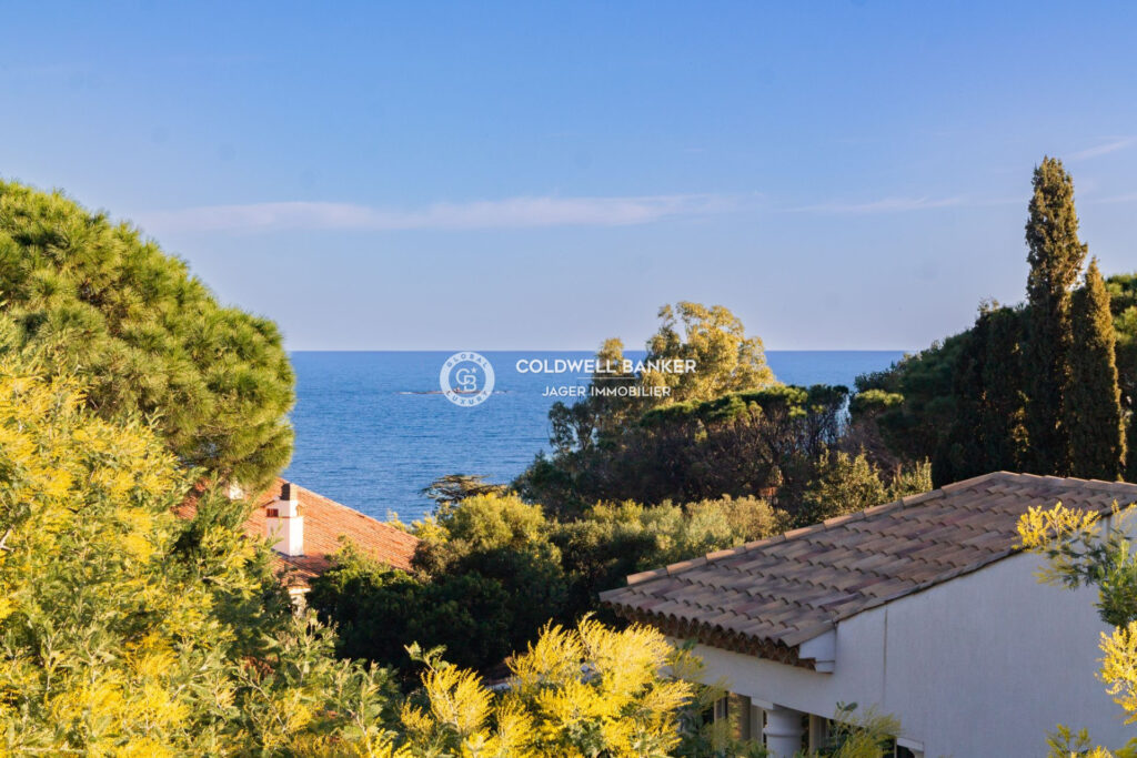 Sainte-Maxime La Nartelle. A pied de la plage, villa contempor – 6 pièces – 4 chambres – 300.00 m²