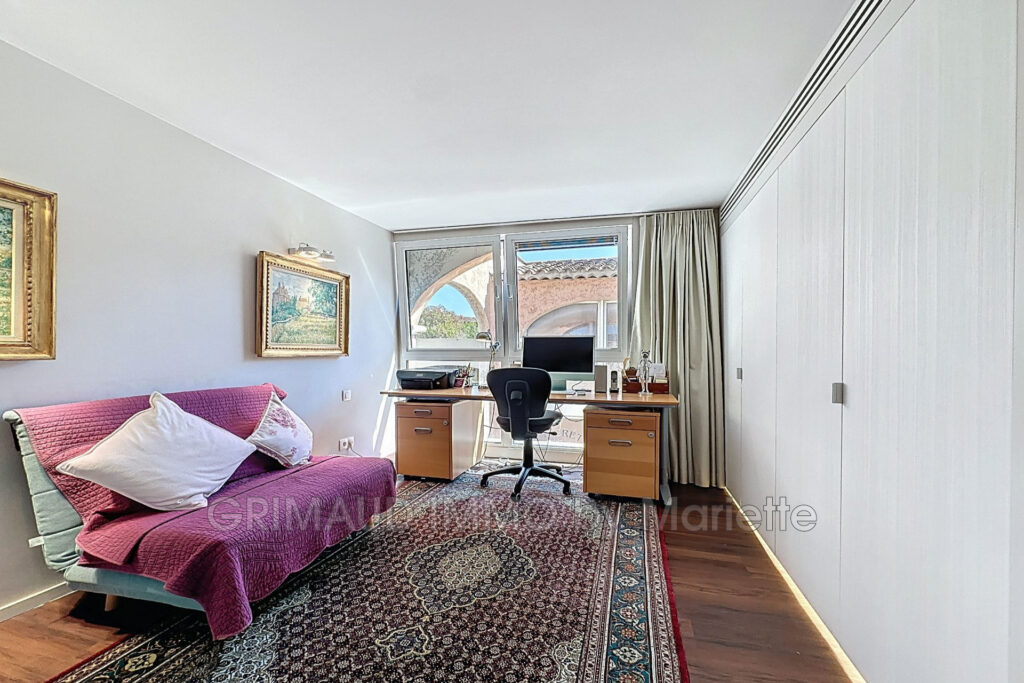 Bel appartement 3 chambres avec terrasse ensoleillée et ascens – 4 pièces – 3 chambres – 94.60 m²