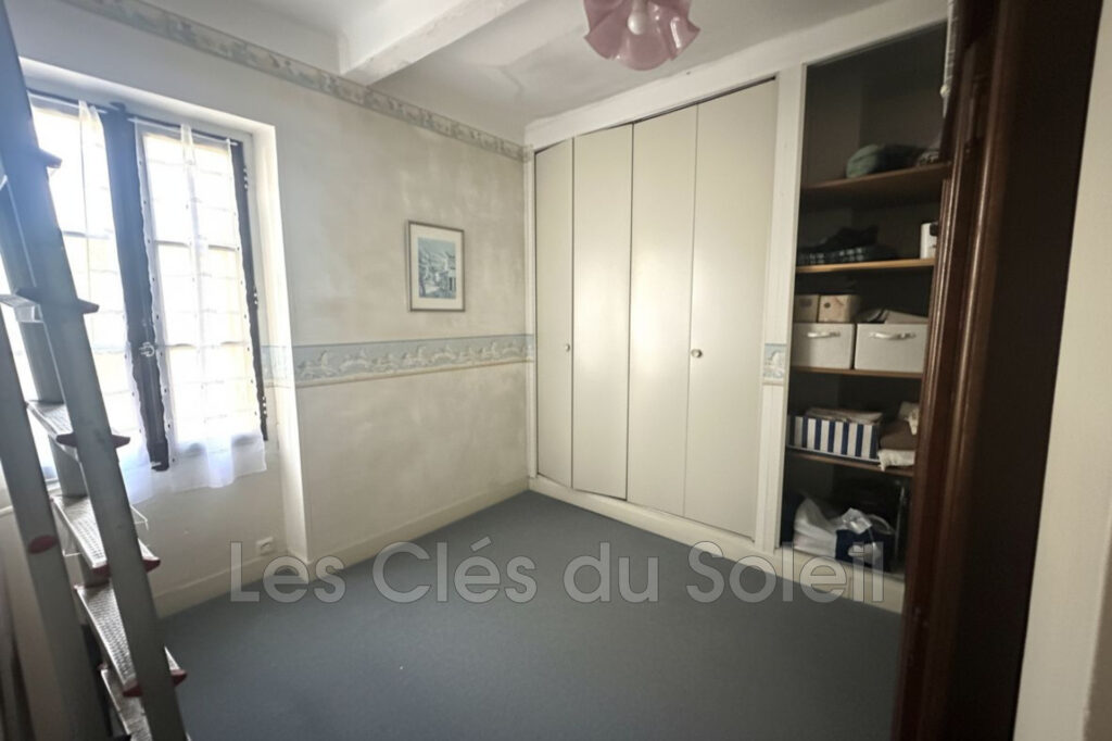 Toulon Aguillon, maison occupée par une locataire de 80 ans. V – 4 pièces – 3 chambres – 96.00 m²