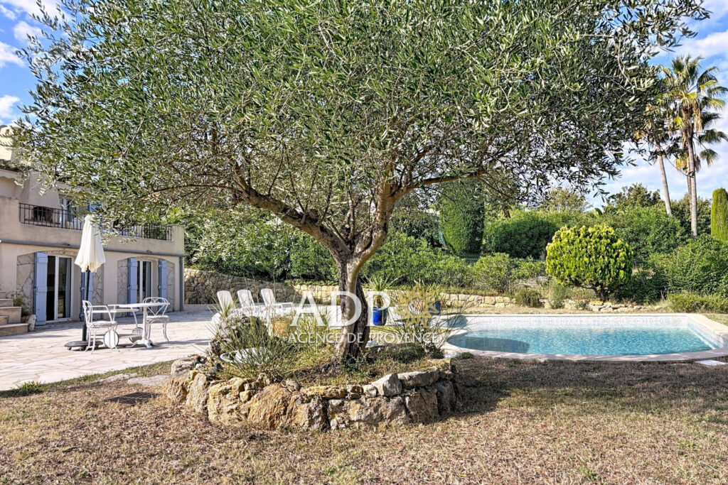 vente maison 8 Pièce(s) – 8 pièces – 5 chambres – 218.00 m²