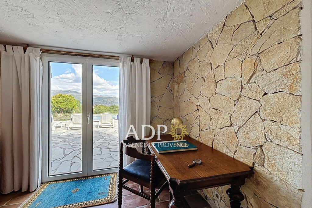 vente maison 8 Pièce(s) – 8 pièces – 5 chambres – 218.00 m²