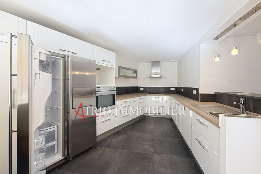 Superbe maison mitoyenne exposée Sud-Est offrant une légère vu – 5 pièces – 3 chambres – 100.59 m²