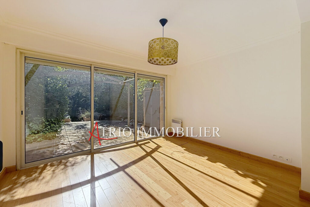 Superbe maison mitoyenne exposée Sud-Est offrant une légère vu – 5 pièces – 3 chambres – 100.59 m²