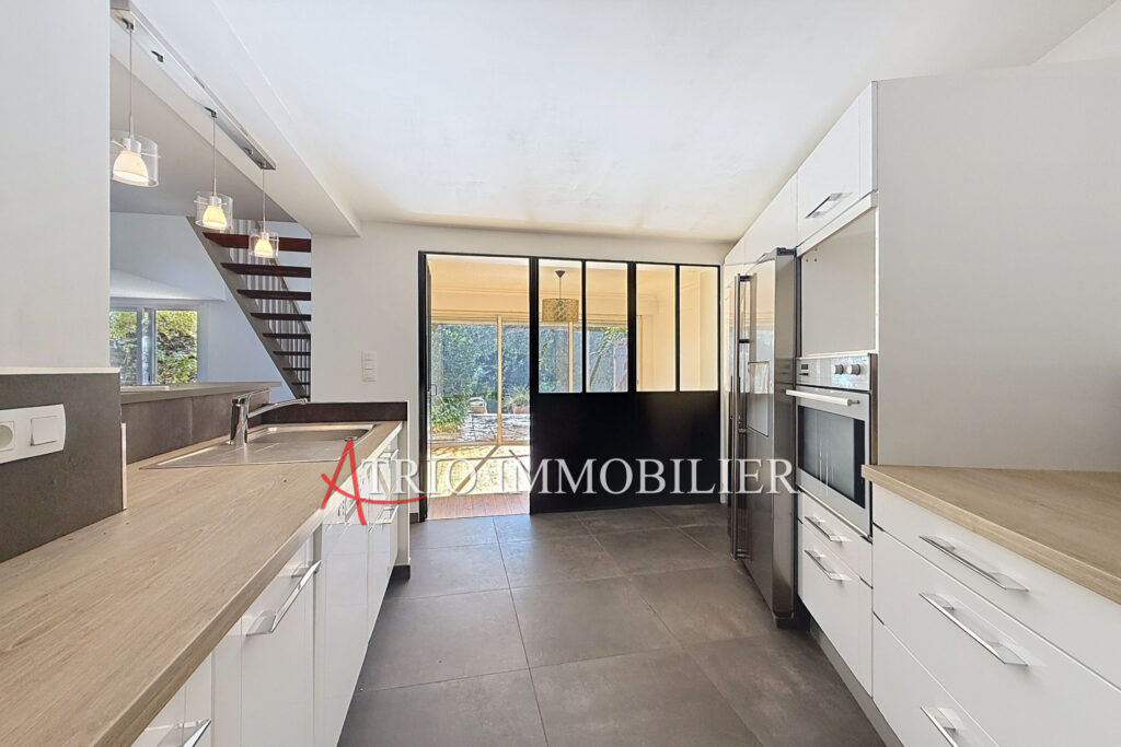 Superbe maison mitoyenne exposée Sud-Est offrant une légère vu – 5 pièces – 3 chambres – 100.59 m²