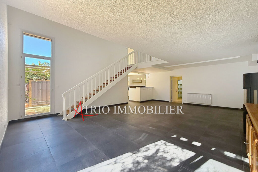 Superbe maison mitoyenne exposée Sud-Est offrant une légère vu – 5 pièces – 3 chambres – 100.59 m²