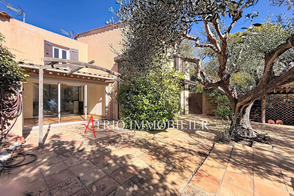 Superbe maison mitoyenne exposée Sud-Est offrant une légère vu – 5 pièces – 3 chambres – 100.59 m²