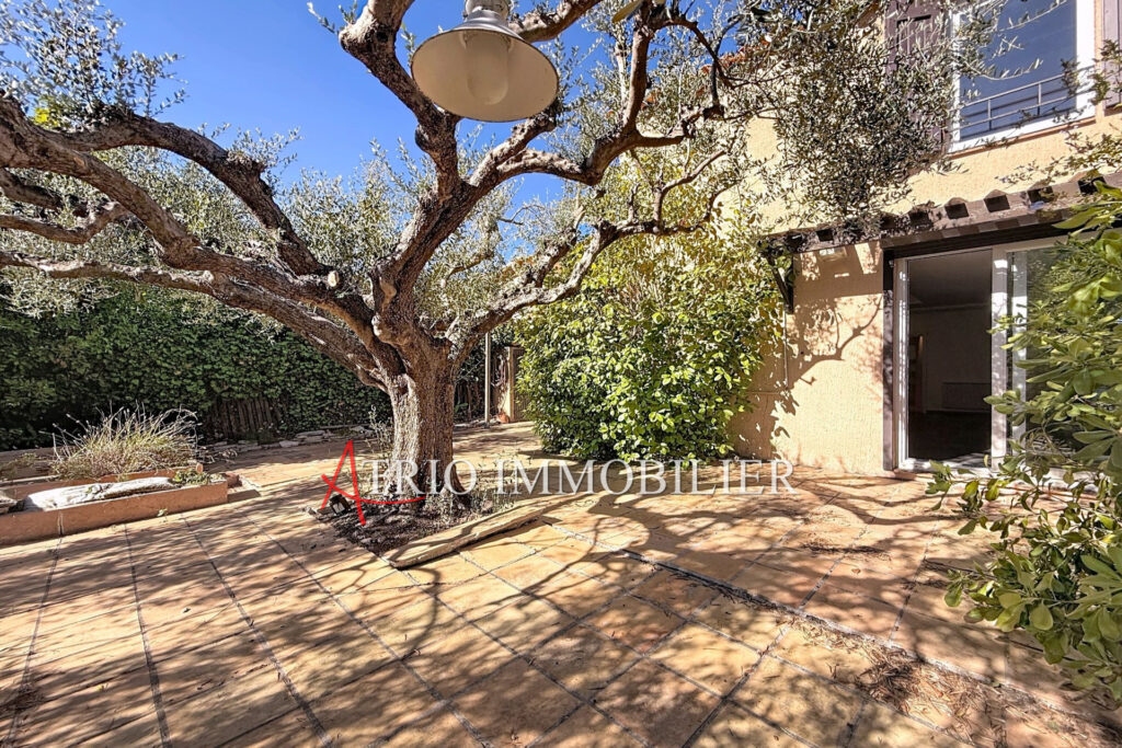 Superbe maison mitoyenne exposée Sud-Est offrant une légère vu – 5 pièces – 3 chambres – 100.59 m²