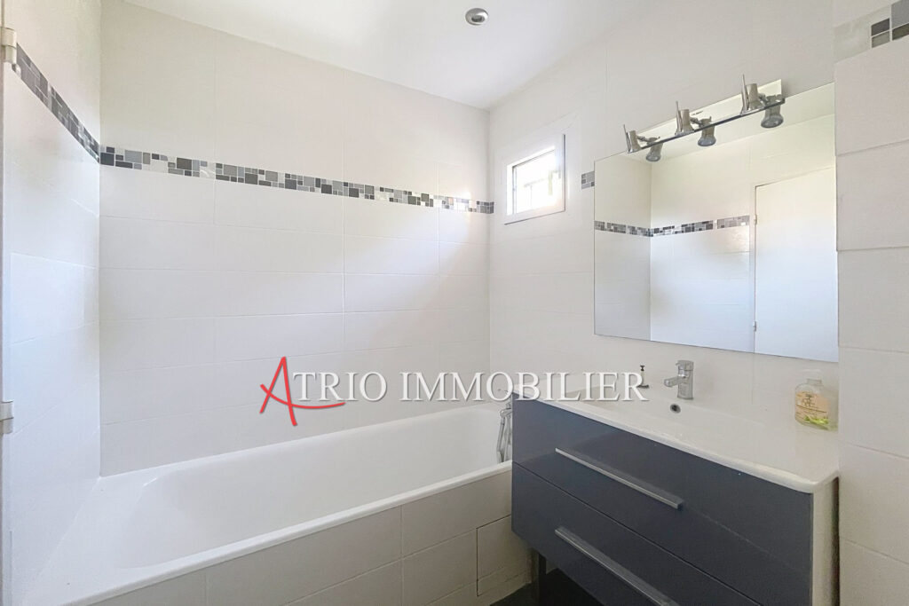 Superbe maison mitoyenne exposée Sud-Est offrant une légère vu – 5 pièces – 3 chambres – 100.59 m²