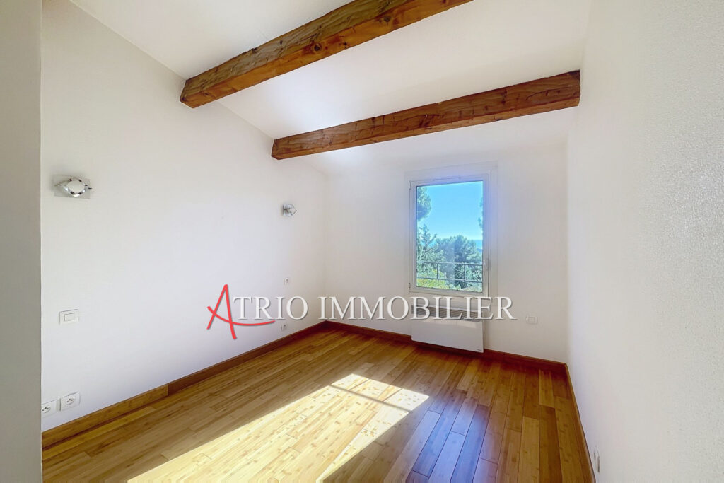 Superbe maison mitoyenne exposée Sud-Est offrant une légère vu – 5 pièces – 3 chambres – 100.59 m²