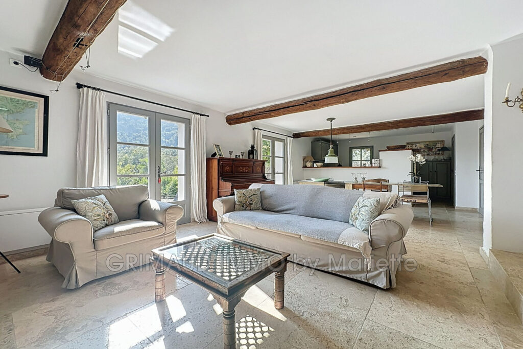 Charmante maison avec piscine et studio, vue dégagée en campag – 5 pièces – 3 chambres – 132.00 m²