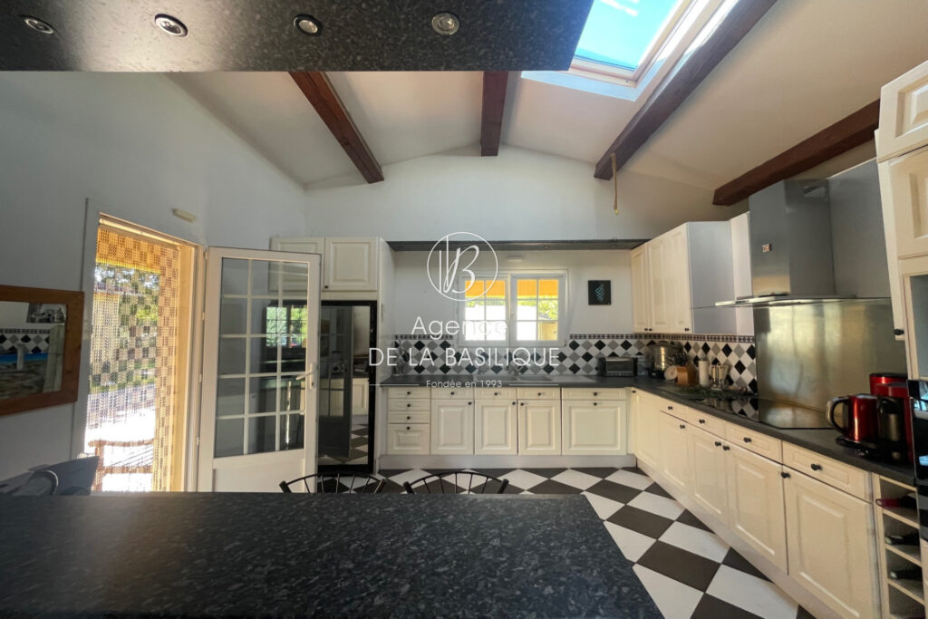 vente maison 7 Pièce(s) – 7 pièces – 5 chambres – 300.00 m²