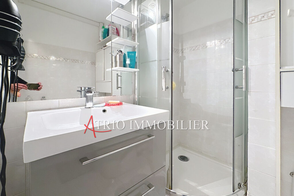 Dans une belle petite résidence au calme, véritable havre de p – 2 pièces – 1 chambre – 30.00 m²