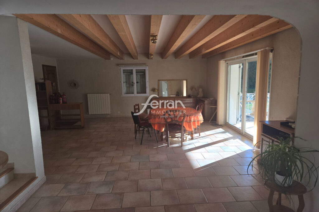 A vendre à Salernes villa 3 chambres sur un terrain de 2000m2 – 5 pièces – 3 chambres – 140.00 m²