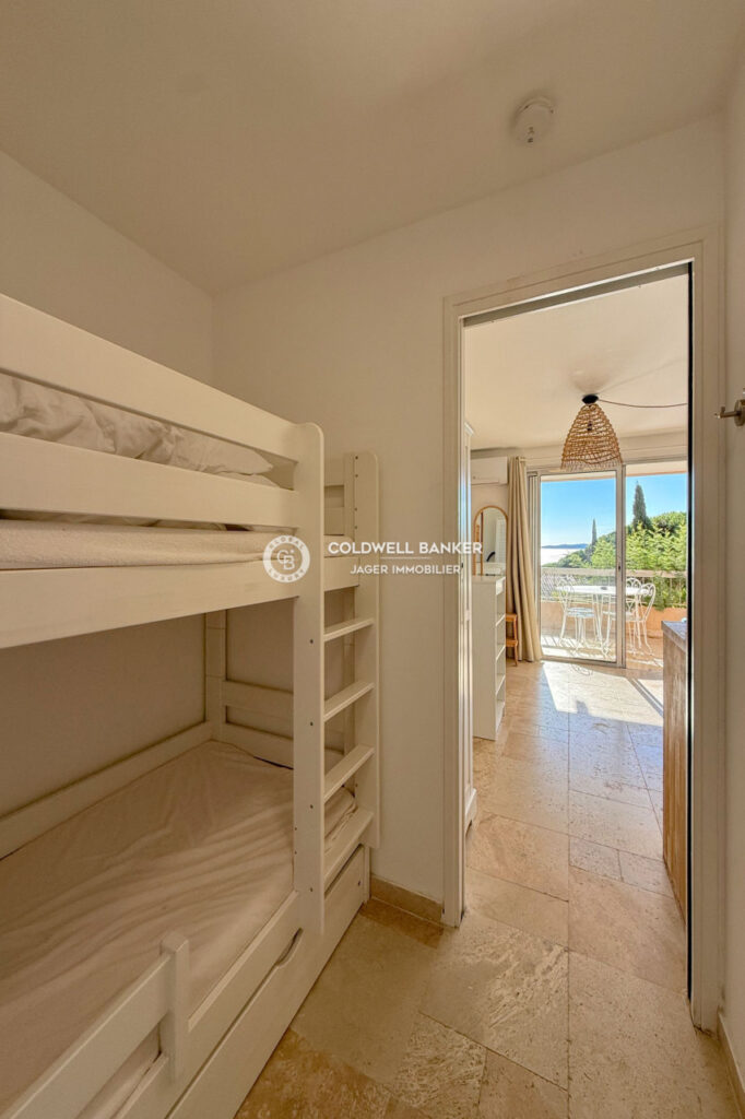 Charmant studio rénové avec vue mer et piscine, à 200m de la p – 1 pièce – NR chambres – 21.00 m²