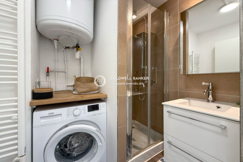 Charmant studio rénové avec vue mer et piscine, à 200m de la p – 1 pièce – NR chambres – 21.00 m²