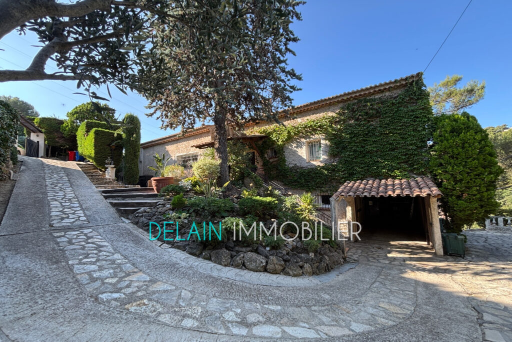 vente maison de caractère 8 Pièce(s) – 8 pièces – 5 chambres – 275.42 m²