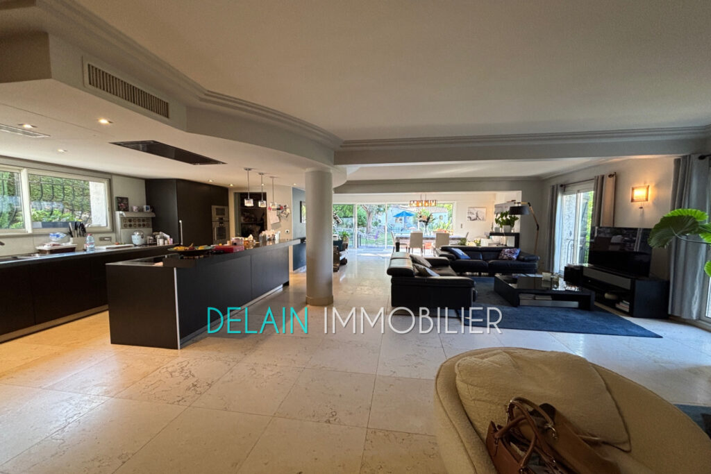 vente maison de caractère 8 Pièce(s) – 8 pièces – 5 chambres – 275.42 m²