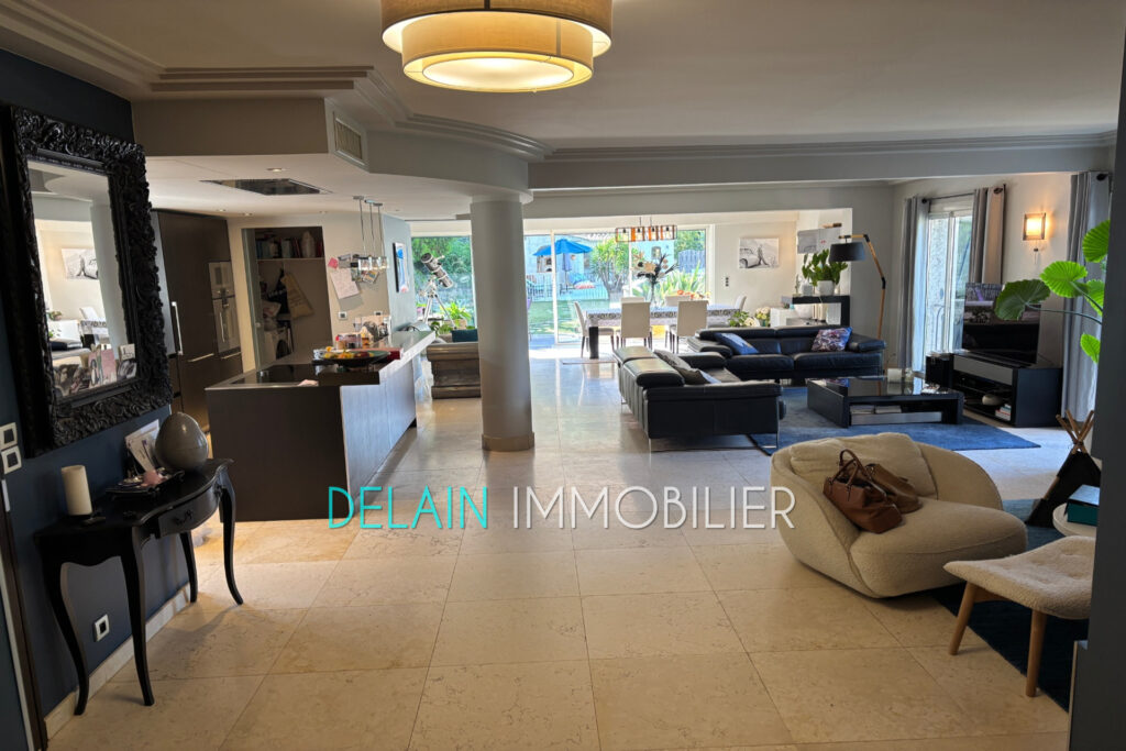 vente maison de caractère 8 Pièce(s) – 8 pièces – 5 chambres – 275.42 m²