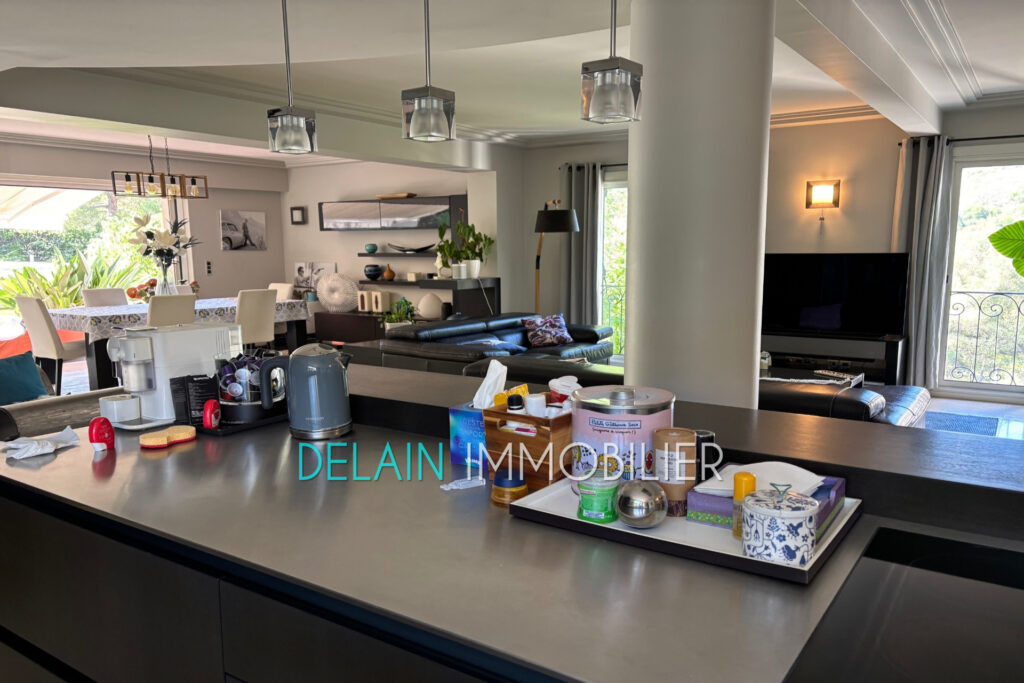 vente maison de caractère 8 Pièce(s) – 8 pièces – 5 chambres – 275.42 m²