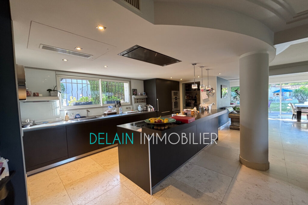 vente maison de caractère 8 Pièce(s) – 8 pièces – 5 chambres – 275.42 m²