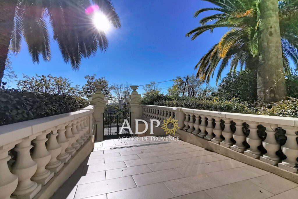 Appartement de Prestige aux portes de la Capitale des Parfums – 3 pièces – 2 chambres – 111.00 m²