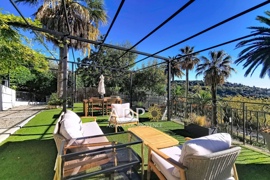 Appartement de Prestige aux portes de la Capitale des Parfums – 3 pièces – 2 chambres – 111.00 m²