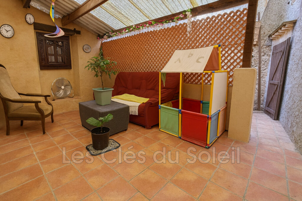 Maison de village à Brignoles, élevée en R+2 de 119 m² habitab – 5 pièces – 3 chambres – 119.00 m²