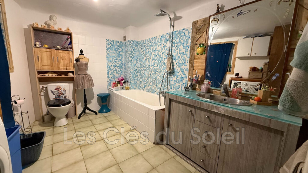 Maison de village à Brignoles, élevée en R+2 de 119 m² habitab – 5 pièces – 3 chambres – 119.00 m²