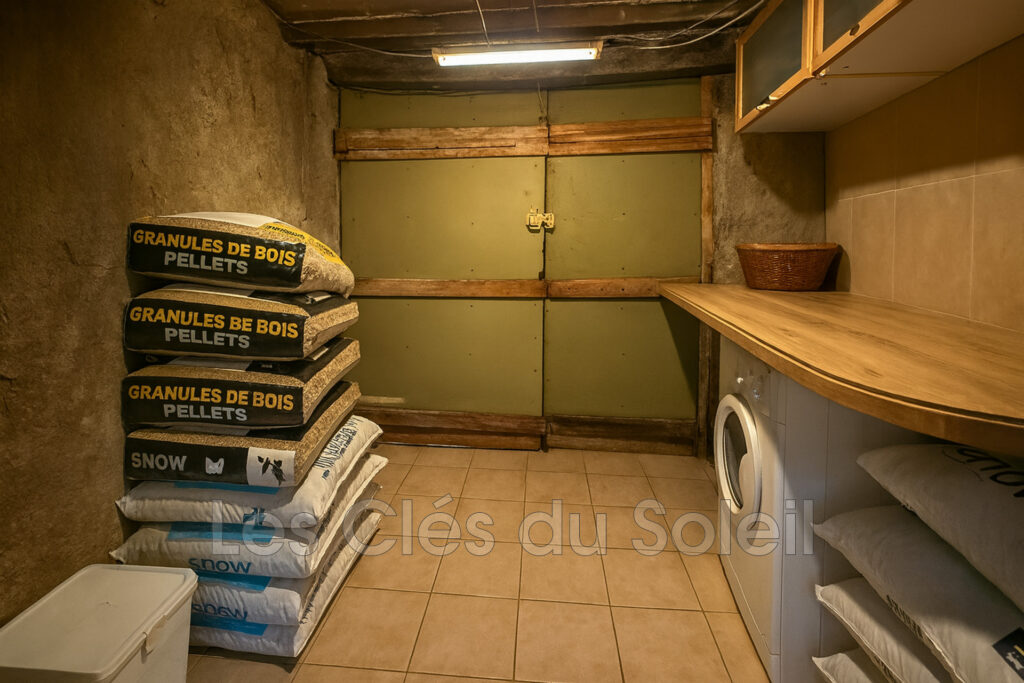 Maison de village sur besse sur issole de 75m2  élevée sur rez – 5 pièces – 2 chambres – 75.00 m²