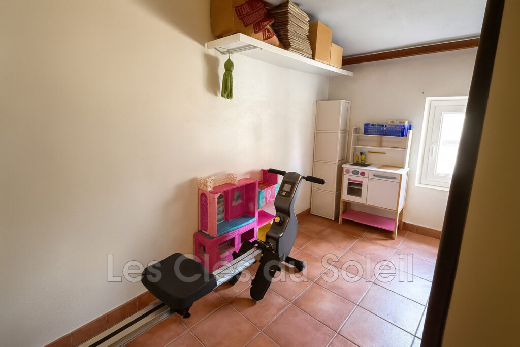 Maison de village sur besse sur issole de 75m2  élevée sur rez – 5 pièces – 2 chambres – 75.00 m²