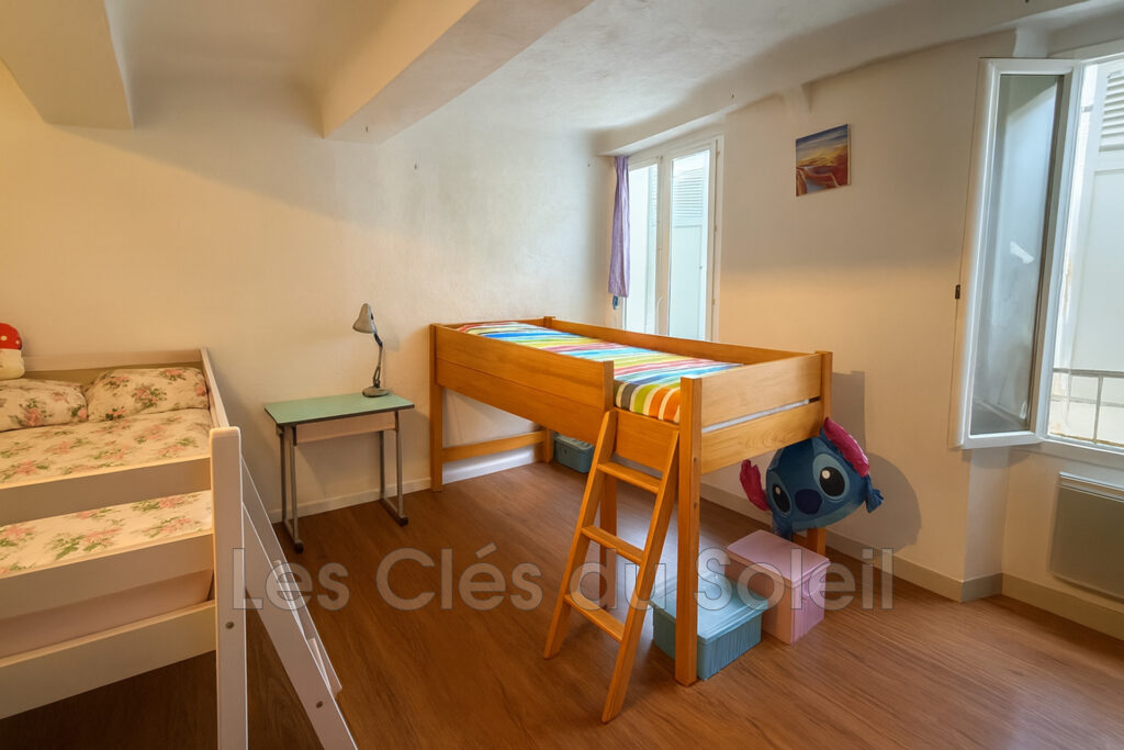 Maison de village sur besse sur issole de 75m2  élevée sur rez – 5 pièces – 2 chambres – 75.00 m²
