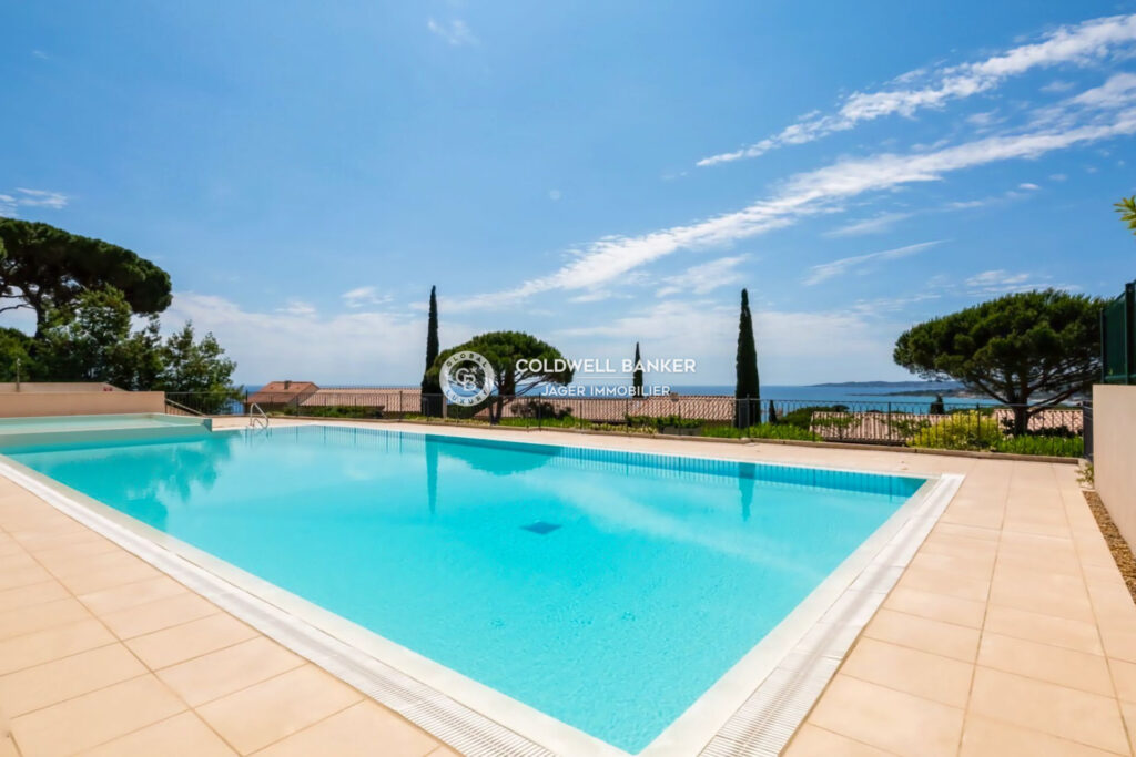 Charmant studio rénové avec vue mer et piscine, à 200m de la p – 1 pièce – NR chambres – 21.00 m²