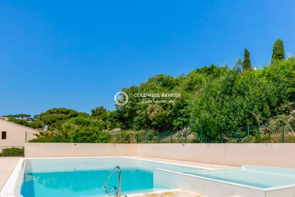 Charmant studio rénové avec vue mer et piscine, à 200m de la p – 1 pièce – NR chambres – 21.00 m²