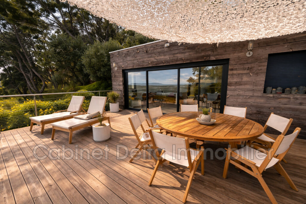 Maison à Vendre  Villa d&rsquo;Exception à Hyères : Vue Mer Panoram – 6 pièces – 5 chambres – 131.00 m²