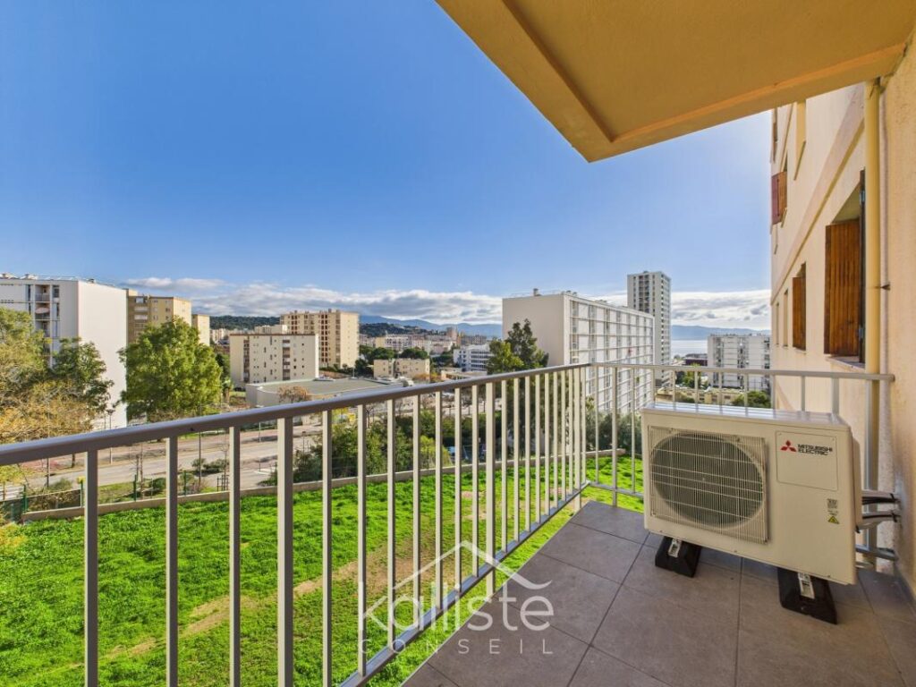 Appartement 4 pièces à Ajaccio Maréchal Juin, avec balcons, cave et parking – 4 pièces – 2 chambres – 81 m²