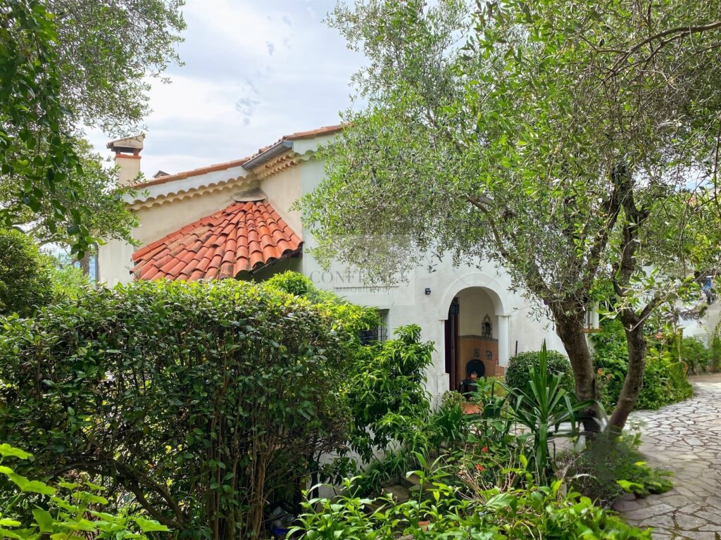 Maison – 5 pièces – 4 chambres – 12  – 199 m²