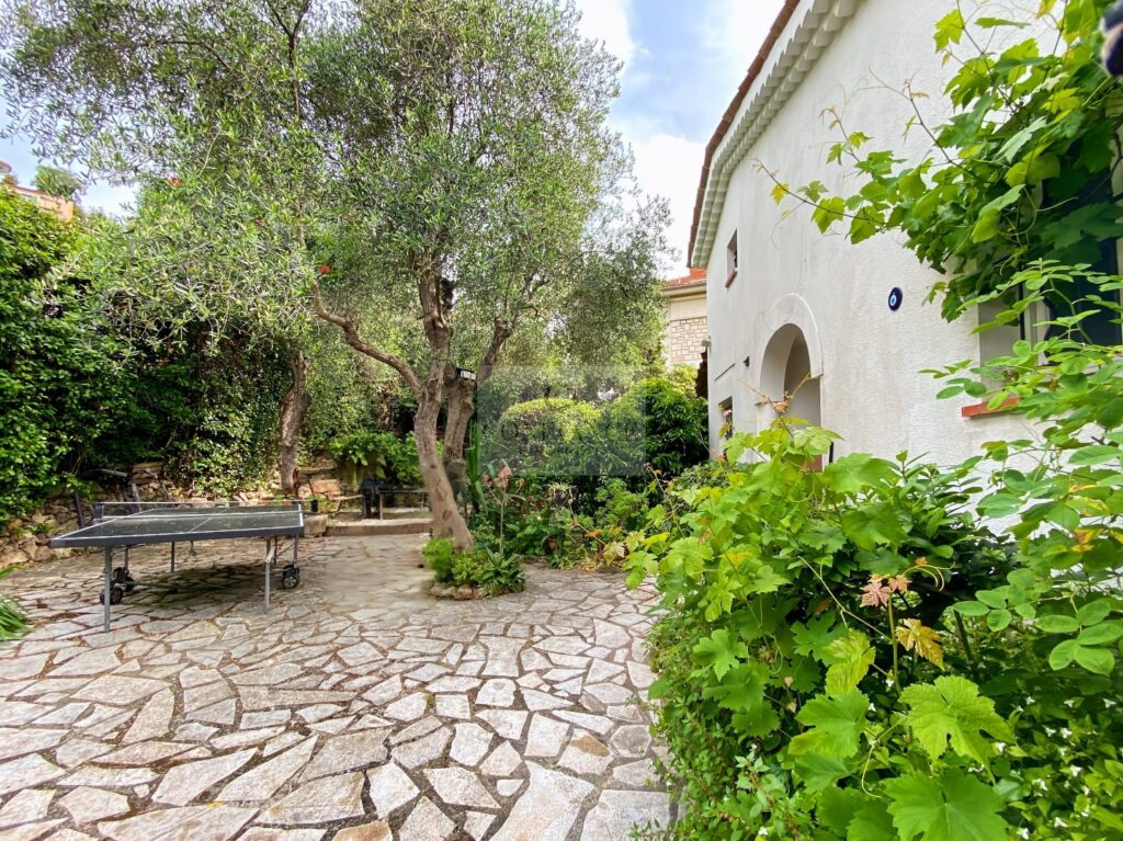 Maison – 5 pièces – 4 chambres – 12  – 199 m²