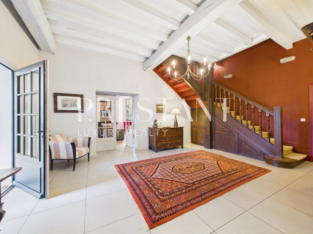 Maison – 12 pièces – 7 chambres – 12  – 450 m²