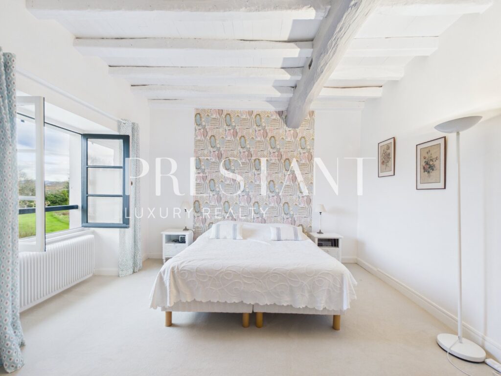 Maison – 12 pièces – 7 chambres – 12  – 450 m²