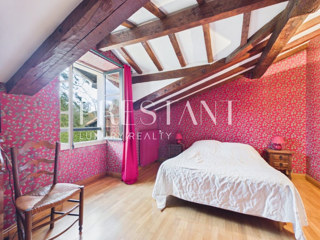 Maison – 12 pièces – 7 chambres – 12  – 450 m²