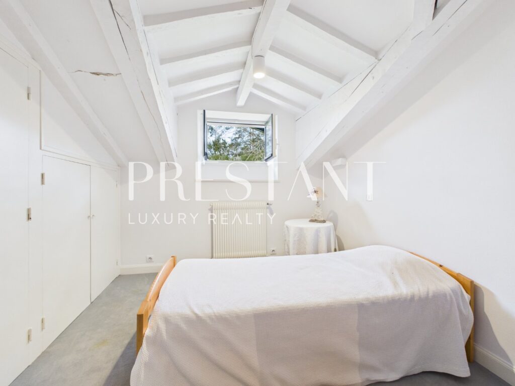 Maison – 12 pièces – 7 chambres – 12  – 450 m²