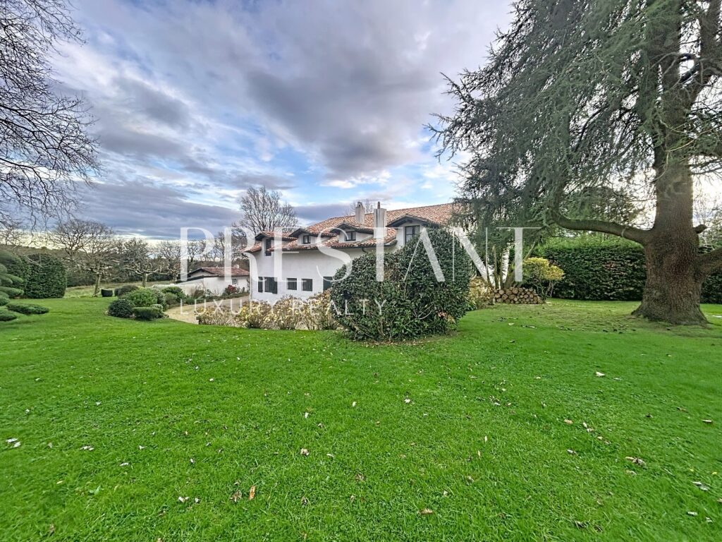 Maison – 12 pièces – 7 chambres – 12  – 450 m²