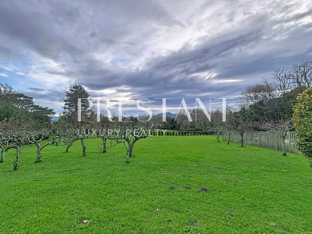 Maison – 12 pièces – 7 chambres – 12  – 450 m²