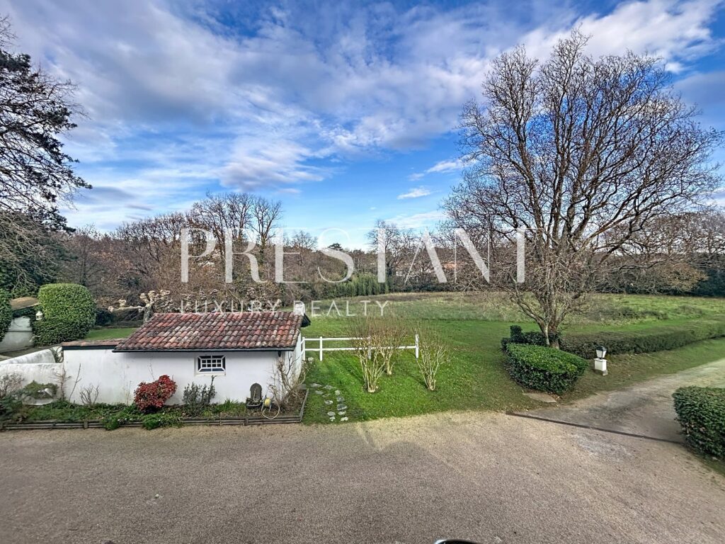 Maison – 12 pièces – 7 chambres – 12  – 450 m²