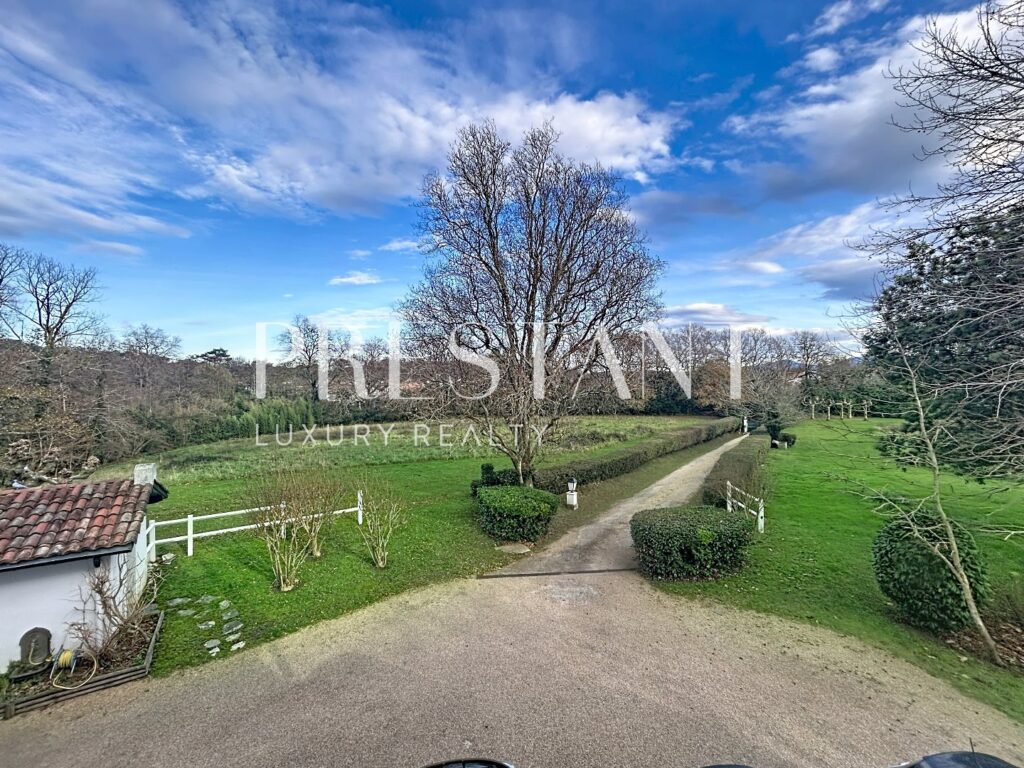 Maison – 12 pièces – 7 chambres – 12  – 450 m²