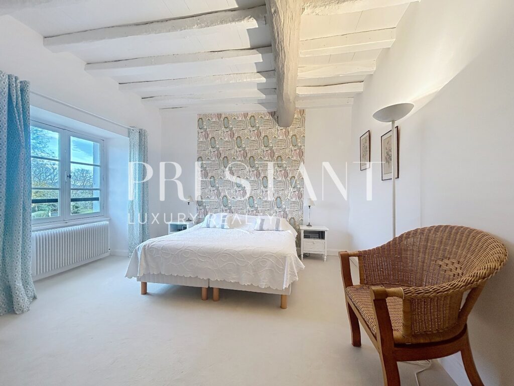 Maison – 12 pièces – 7 chambres – 12  – 450 m²