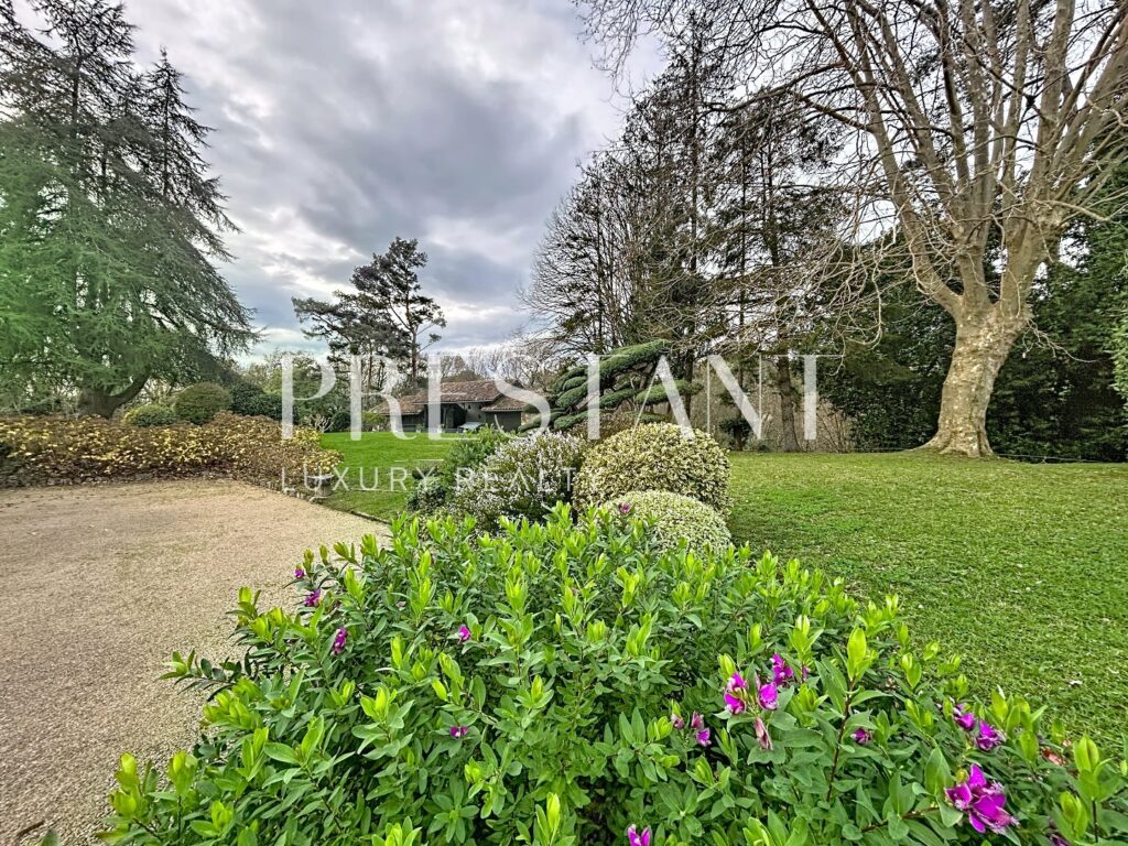 Maison – 12 pièces – 7 chambres – 12  – 450 m²