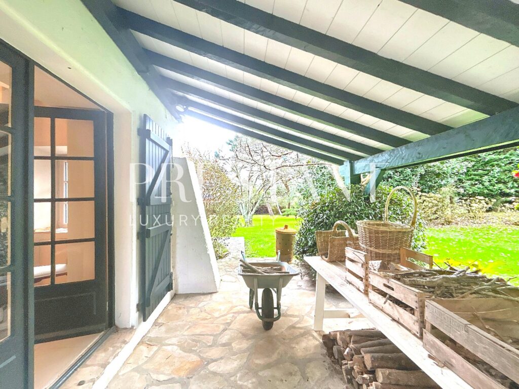 Maison – 12 pièces – 7 chambres – 12  – 450 m²